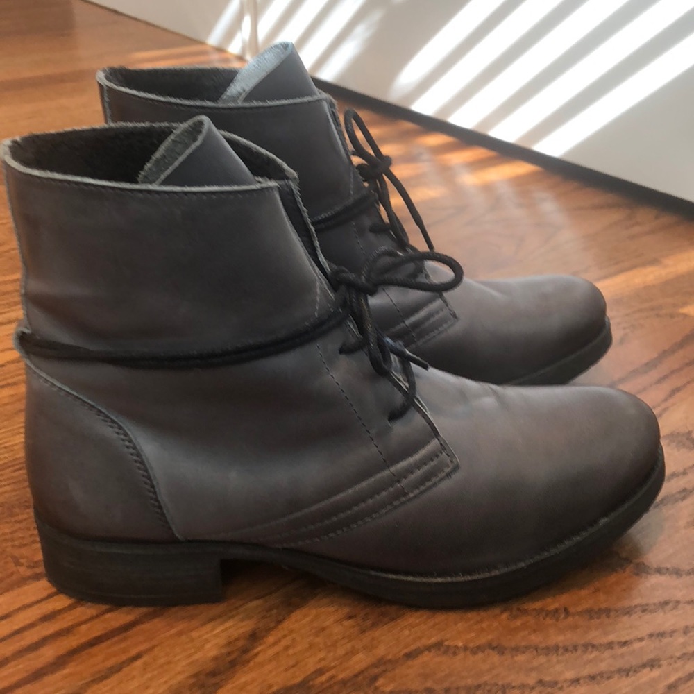 Gorgeous grey, fur lined, lace-up booties.